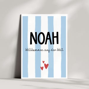 Può includere: Una stampa da parete rettangolare con strisce verticali azzurre e bianche. Il nome NOAH è stampato in grandi lettere maiuscole nere. Sotto il nome, il testo Willkommen auf den Welt è scritto in corsivo nero, accompagnato da tre piccoli cuori rossi.