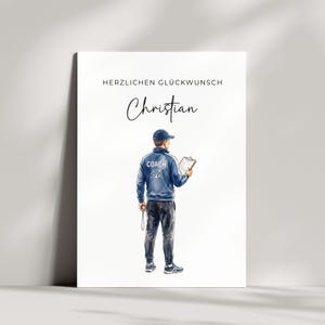 Może przedstawiać: Pionowy prostokątny wydruk z tekstem HERZLICHEN GLÜCKWUNSCH oraz imieniem Christian czcionką skryptową. Poniżej znajduje się akwarelowa ilustracja trenera w niebieskiej kurtce z napisem COACH na plecach, ciemnych spodniach i czapce z daszkiem.