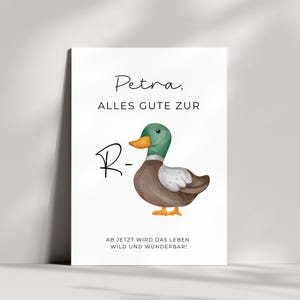Könnte beinhalten: Eine weiße rechteckige Karte mit einer Aquarellillustration einer Stockente mit grünem Kopf, braunem Körper und orangefarbenen Füßen. Der Text lautet: Petra, ALLES GUTE ZUR R- AB JETZT WIRD DAS LEBEN WILD UND WUNDERBAR! Das Motiv ist mittig platziert.