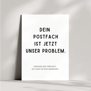 Può includere: Un poster bianco con testo nero. Il testo recita: "DEIN POSTFACH IST JETZT UNSER PROBLEM." Sotto, c'è scritto "GENIESS DIE FREIHEIT, DU HAST ES DIR VERDIENT." Il poster è appoggiato a un muro bianco.