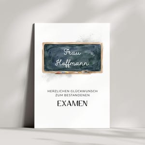 Könnte beinhalten: Eine weiße Grußkarte mit einer Aquarellillustration einer dunkelgrünen Schultafel mit Holzrahmen. Der Text "Frau Hoffmann" steht in weißer Schreibschrift auf der Tafel. Darunter steht der Text "HERZLICHEN GLÜCKWUNSCH ZUM BESTANDENEN EXAMEN".