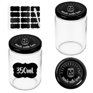 Op de afbeelding: Transparante glazen potten met zwarte deksels, elk met een witte illustratie van een pot met hartjes en de woorden "made with love". Eén pot heeft een label met de tekst "350ml". Ook inbegrepen zijn zwarte schoolbordlabels en een witte krijtstift.