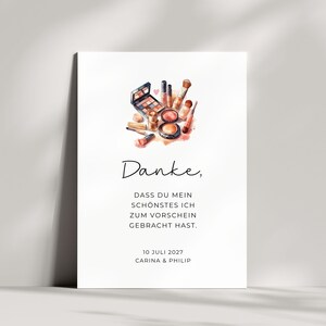 Peut inclure: Une carte rectangulaire blanche avec une illustration à l'aquarelle de produits de maquillage, incluant des pinceaux, des palettes et des rouges à lèvres. Le texte indique : Danke, DASS DU MEIN SCHÖNSTES ICH ZUM VORSCHEIN GEBRACHT HAST. 10 JULI 2027 CARINA & PHILIP.