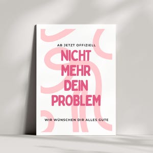 Könnte beinhalten: Ein rechteckiges weißes Schild mit hellrosa abstrakten Wellenlinien im Hintergrund. Der Text AB JETZT OFFIZIELL, NICHT MEHR DEIN PROBLEM und WIR WÜNSCHEN DIR ALLES GUTE ist in fetter schwarzer und rosa Schrift mittig auf der Fläche platziert.