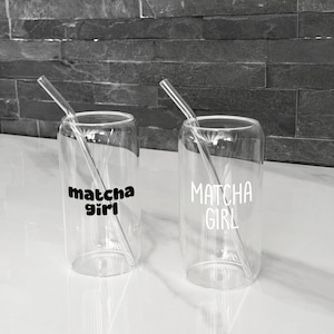 Matcha Girl Trinkglas mit Glashalm Glasbecher Dosenbecher Dosenglas Iced Matcha Latte 500ml Glas Geschenk für Freundin