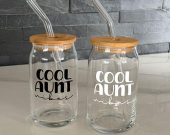 Szklanka do picia Cool Aunt Vibes z bambusową pokrywką i szklaną słomką – prezent dla cioci – kawa, latte macchiato, matcha, smoothie, szklanka do koktajli, szklanka do przetworów