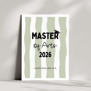 Könnte beinhalten: Ein rechteckiger Druck mit vertikalen, wellenförmigen Streifen in Salbeigrün und Weiß. Der Text lautet MASTER OF ARTS 2026 mit einem schwarzen Doktorhut-Symbol über dem Wort MASTER. Der Name LAURA MÜLLER, M.A. steht unten in schwarzer Schrift.