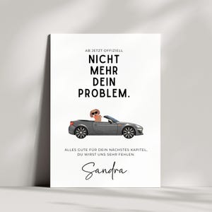 Könnte beinhalten: Ein weißes Poster mit schwarzem Text, der lautet: "AB JETZT OFFIZIELL NICHT MEHR DEIN PROBLEM." Darunter ein graues Cabrio mit einer Person darin. Der Text "ALLES GUTE FÜR DEIN NÄCHSTES KAPITEL, DU WIRST UNS SEHR FEHLEN." und der Name "Sandra" sind ebenfalls vorhanden.