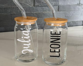 Personalisiertes Trinkglas mit Namen Geschenk Bambusdeckel Dosenglas Glas mit Deckel Cocktailglas Latte Macchiato Kaffee Matcha