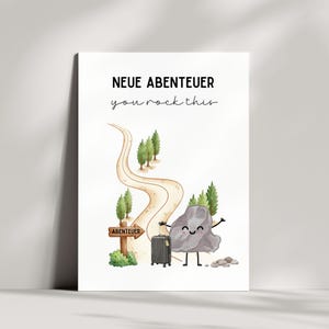 Könnte beinhalten: Ein weißes Poster mit einem geschwungenen Weg, grünen Bäumen und einem Holzschild mit der Aufschrift ABENTEUER. Ein grauer Cartoon-Stein mit lächelndem Gesicht steht neben einem schwarzen Koffer. Der Text lautet NEUE ABENTEUER und you rock this.