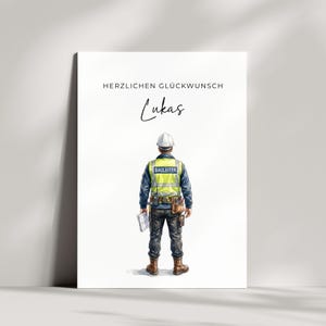 Op de afbeelding: Een verticale print met een bouwvakker van achteren gezien, met een witte helm, een felgeel veiligheidsvest met het opschrift BAULEITER, een donkere broek en bruine laarzen. De tekst HERZLICHEN GLÜCKWUNSCH en Lukas staat erboven.