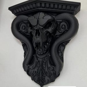 Puede incluir: Un juego de tres tazas de cerámica con un acabado mate moteado. Las tazas son en tonos crema, gris claro y gris oscuro. Cada taza tiene un diseño simple y minimalista y un asa redondeada.