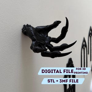 Op de afbeelding: Een zwarte, 3D-geprinte hand met lange, gebogen klauwen, gemonteerd op een muur. De hand is een digitaal bestand voor 3D-printen, met de tekst "DIGITAL FILE FOR 3D PRINTING" en "STL + 3MF FILE" zichtbaar.