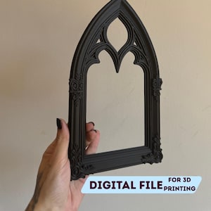 Könnte beinhalten: Ein schwarzer Rahmen im gotischen Stil mit einem gewölbten oberen Teil und aufwendigen Details. Der Rahmen wird vor einem neutralen Hintergrund gehalten. Der Text auf dem Bild lautet "STL + 3MF FILE" und "DIGITAL FILE FOR 3D PRINTING".