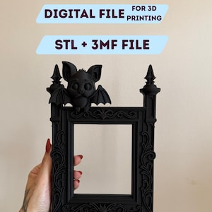 Puede incluir: Un marco decorativo negro con un diseño de murciélago en la parte superior. El marco tiene detalles ornamentados y una abertura rectangular. El texto en la imagen dice "DIGITAL FILE FOR 3D PRINTING" y "STL + 3MF FILE".