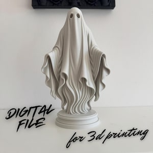Puede incluir: Una figura de fantasma gris claro con un diseño de tela drapeada, de pie sobre una base redonda. El texto "DIGITAL FILE for 3d printing" está escrito en cursiva negra. Una imagen enmarcada en negro con calaveras y rosas está en el fondo.