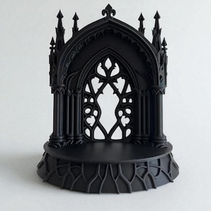 Puede incluir: Modelo arquitectónico gótico negro impreso en 3D. Presenta una ventana arqueada con tracería detallada, pináculos y columnas. La base tiene un patrón decorativo y texturizado. El texto en la imagen dice "STL + 3MF FILE DIGITAL FILE FOR 3D PRINTING."