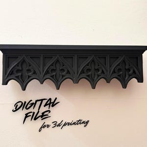 Puede incluir: Estante decorativo negro con diseño de arco gótico. El estante tiene un patrón repetitivo de cuadrifolios y arcos apuntados. El texto "DIGITAL FILE for 3d printing" está escrito debajo.
