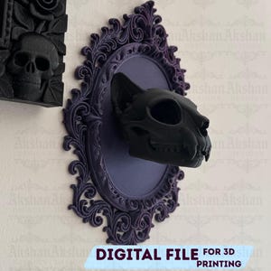 Puede incluir: Una calavera de gato negra montada sobre una placa ovalada púrpura con un marco ornamental púrpura oscuro. La imagen incluye el texto "DIGITAL FILE FOR 3D PRINTING" y "STL + 3MF FILE". Una calavera negra es visible a la izquierda.