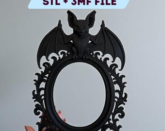 Pode incluir: Uma moldura oval preta e ornamentada com um morcego no topo. A moldura tem intrincados arabescos e é segurada por uma mão. O texto no topo diz "DIGITAL FILE FOR 3D PRINTING" e "STL + 3MF FILE".