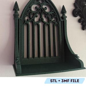 Peut inclure: &Eacute;tag&egrave;re gothique vert fonc&eacute; avec un sommet en arc et des barres verticales. L'&eacute;tag&egrave;re pr&eacute;sente des d&eacute;tails orn&eacute;s et un petit rebord. Le texte sur l'image indique "STL + 3MF FILE" et "DIGITAL FILE FOR 3D PRINTING".