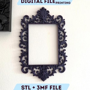 Puede incluir: Un marco de fotos morado oscuro, ornamentado, con intrincados adornos y una abertura rectangular. El marco está contra una pared blanca, con el texto "DIGITAL FILE FOR 3D PRINTING" y "STL + 3MF FILE".