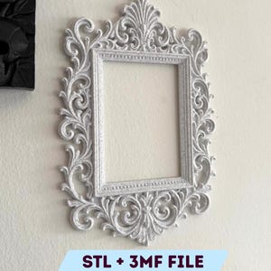 Pode incluir: Uma moldura branca decorativa com intrincados trabalhos de rolagem e uma abertura retangular. A moldura é montada em uma parede de cor clara. O texto na parte inferior diz "STL + 3MF FILE DIGITAL FILE FOR 3D PRINTING."