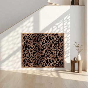 Può includere: Pannello decorativo in legno con motivo floreale. La cornice è marrone scuro e lo sfondo è nero. Il motivo floreale è intagliato nel legno, creando un effetto ombra. Il pannello è montato su una parete bianca, aggiungendo un tocco decorativo.