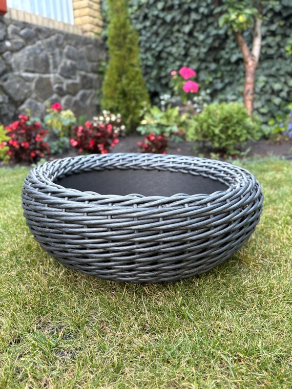 Graphitfarbener Rattan-Pflanzkübel, 12 l | Handgeflochtener Korb | Boho-Dekor für drinnen und draußen