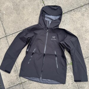 Veste Arc’teryx Femme Taille L – Noire, Fermeture Intégrale, Manches Longues, Occasion Très Bon état