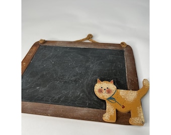 Pizarra pequeña antigua negra de pizarra con marco de madera y diseño de gatito y coche, estilo rústico.