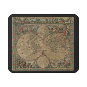 Op de afbeelding: Een vierkante onderzetter met een vintage wereldkaartontwerp. De kaart, getiteld "Nova Totius Orbis Tabula", heeft gedetailleerde illustraties en tekst in een klassieke stijl, tegen een crèmekleurige achtergrond. De onderzetter heeft een zwarte rand.