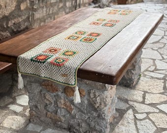 Ręcznie robiony na szydełku bieżnik na stół: jesienne odcienie, wystrój boho w stylu rustykalnym