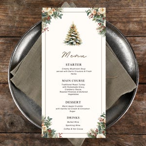 Puede incluir: Una tarjeta de menú navideña con un diseño festivo. La tarjeta presenta una ilustración detallada de un árbol de Navidad en la parte superior, con detalles florales y verdes. El menú incluye entrantes, platos principales, postre y bebidas.