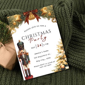 Puede incluir: Una invitación a una fiesta de Navidad con un diseño festivo. La invitación presenta un cascanueces, un árbol de Navidad y campanas doradas. El texto incluye "CHRISTMAS Party" e información de RSVP.