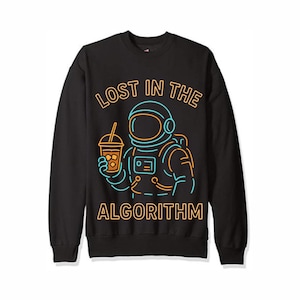 Może przedstawiać: Czarna bluza z neonową ilustracją astronauty trzymającego napój. Tekst "LOST IN THE ALGORITHM" znajduje się nad i pod grafiką astronauty. Astronauta jest obrysowany na pomarańczowo i niebiesko.