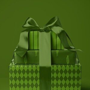 Op de afbeelding: Een stapel ingepakte cadeaus in groentinten, vastgebonden met een satijnen lint. Het cadeaupapier heeft verschillende patronen, waaronder strepen, ruitvormen en een herhalend soldatenmotief. De strik is groot en elegant.