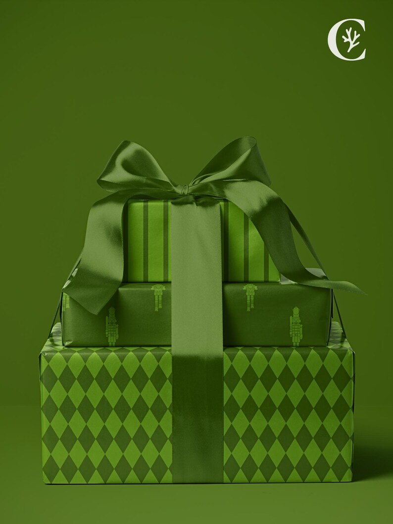 Op de afbeelding: Een stapel ingepakte cadeaus in groentinten, vastgebonden met een satijnen lint. Het cadeaupapier heeft verschillende patronen, waaronder strepen, ruitvormen en een herhalend soldatenmotief. De strik is groot en elegant.