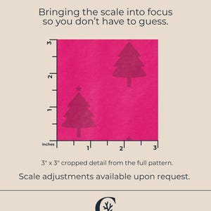Pu&ograve; includere: Primo piano di un tessuto magenta con un motivo ripetuto di alberi di Natale grigio scuro. L'immagine include una scala in pollici e il testo "A CLOSER LOOK."