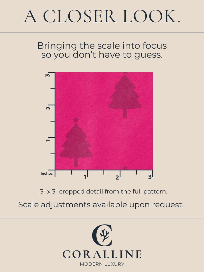 Pu&ograve; includere: Primo piano di un tessuto magenta con un motivo ripetuto di alberi di Natale grigio scuro. L'immagine include una scala in pollici e il testo "A CLOSER LOOK."