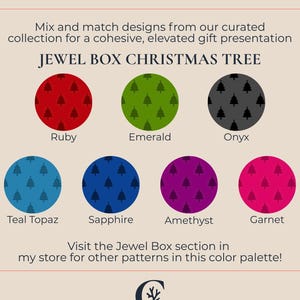 Pu&ograve; includere: Immagine con cerchi colorati con motivi di alberi di Natale, chiamati Ruby, Emerald, Onyx, Teal Topaz, Sapphire, Amethyst e Garnet. &Egrave; presente anche il testo "JEWEL BOX CHRISTMAS TREE".