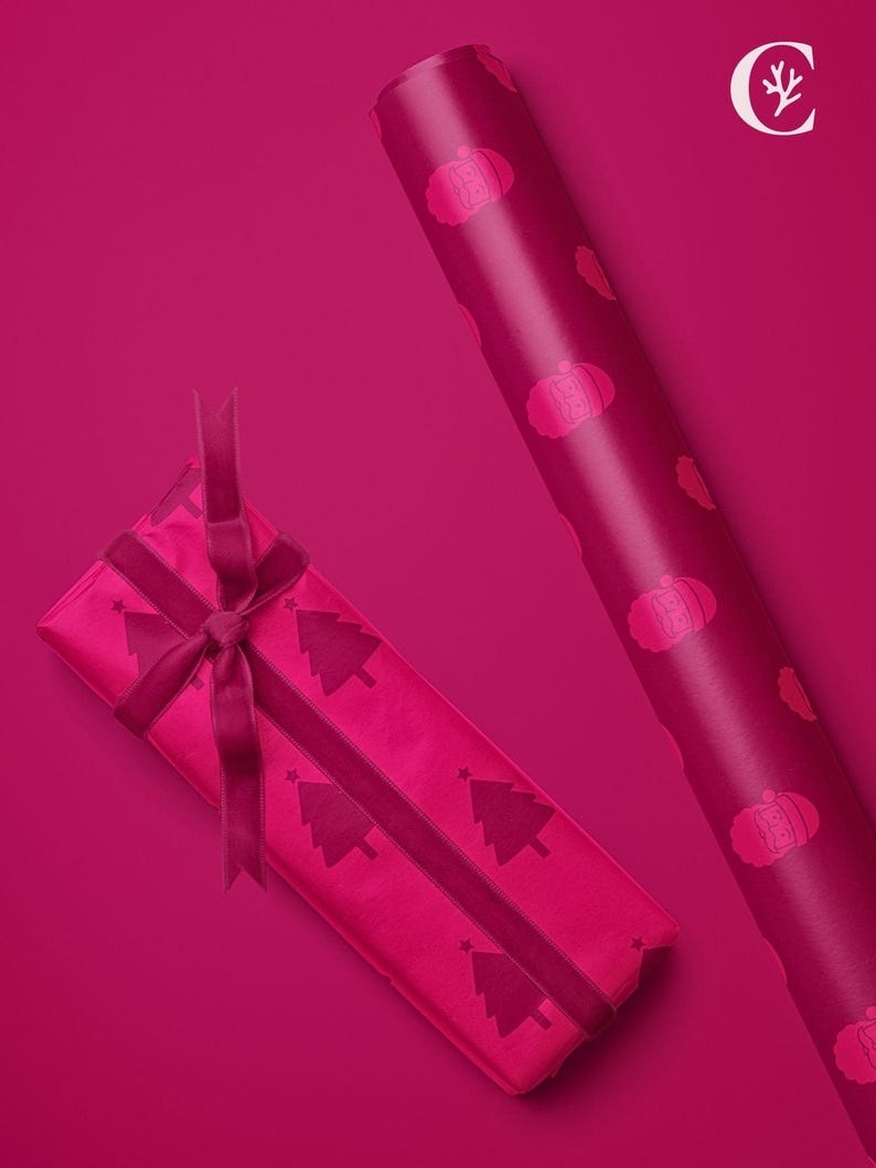 Pu&ograve; includere: Un regalo confezionato e un rotolo di carta da regalo magenta. Il regalo &egrave; avvolto con carta con alberi di Natale e un nastro. Il rotolo di carta ha un motivo ripetuto di un design festivo.