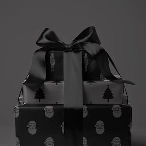 Peut inclure: Trois cadeaux de No&euml;l emball&eacute;s dans du papier noir avec des motifs festifs, attach&eacute;s avec un grand n&oelig;ud en satin noir. Le papier d'emballage pr&eacute;sente des visages de P&egrave;re No&euml;l, des sapins de No&euml;l et des soldats de plomb. Le fond est gris fonc&eacute;.