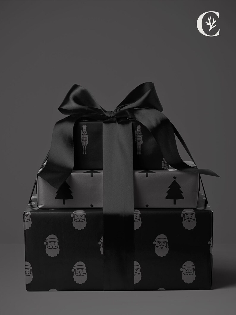 Peut inclure: Trois cadeaux de No&euml;l emball&eacute;s dans du papier noir avec des motifs festifs, attach&eacute;s avec un grand n&oelig;ud en satin noir. Le papier d'emballage pr&eacute;sente des visages de P&egrave;re No&euml;l, des sapins de No&euml;l et des soldats de plomb. Le fond est gris fonc&eacute;.