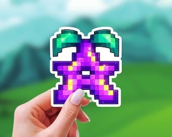 Puede incluir: Una pegatina de arte píxel con forma de letra A, con un degradado vibrante en morado y amarillo con un efecto brillante. La parte superior de la letra está adornada con dos formas de hojas en verde azulado, todo con un borde blanco grueso.