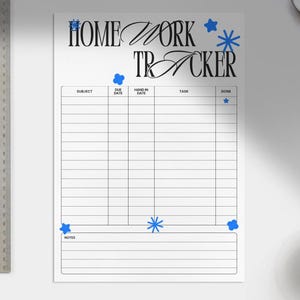 Puede incluir: Un rastreador de tareas en blanco con las palabras "HOME WORK TRACKER" en escritura negra y detalles azules. El rastreador tiene secciones para el tema, la fecha de vencimiento, la tarea y las notas. Una regla de metal está a la izquierda.