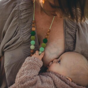 授乳ネックレス - 授乳ママネックレス - 感覚に優しい - ベビーカー用木製おもちゃ - グリーンの色合い - オーク材
