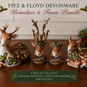 Puede incluir: Conjunto Fitz & Floyd Devonware Reindeer & Fawn que incluye un reno reclinado, dos portavelas de ciervo con astas doradas y una figura de cervatillo. Cada pieza está decorada con hojas de acebo, bayas rojas y detalles de cuadros navideños.
