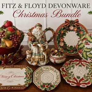 Puede incluir: Un conjunto navideño Fitz & Floyd Devonware que incluye un trineo lleno de frutas, una figura de Santa Claus con animales, un tarro con tapa y cinco platos decorativos. Los artículos presentan detalles en rojo, verde y dorado con acebo.