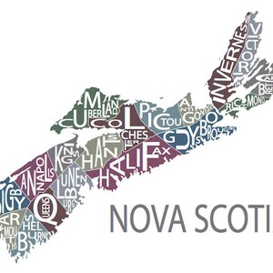 K&ouml;nnte beinhalten: Eine Karte von Nova Scotia mit den Namen der einzelnen Grafschaften der Provinz, die innerhalb der Umrisse der Grafschaft geschrieben sind. Die Karte ist in Graut&ouml;nen, Blau, Gr&uuml;n und Lila gehalten.